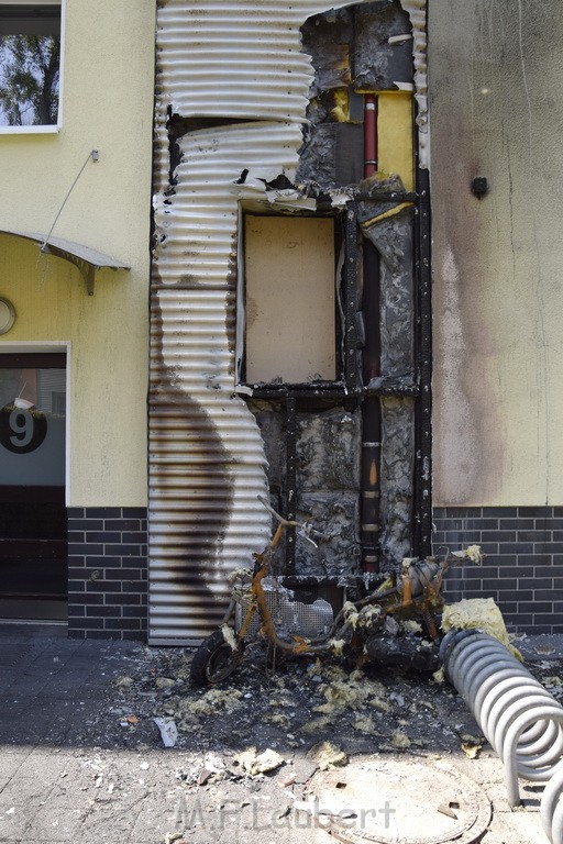 Rollerbrand dann Feuer 1 Fassadenbrand Koeln Gremberg Kroppergasse P70.JPG - Miklos Laubert